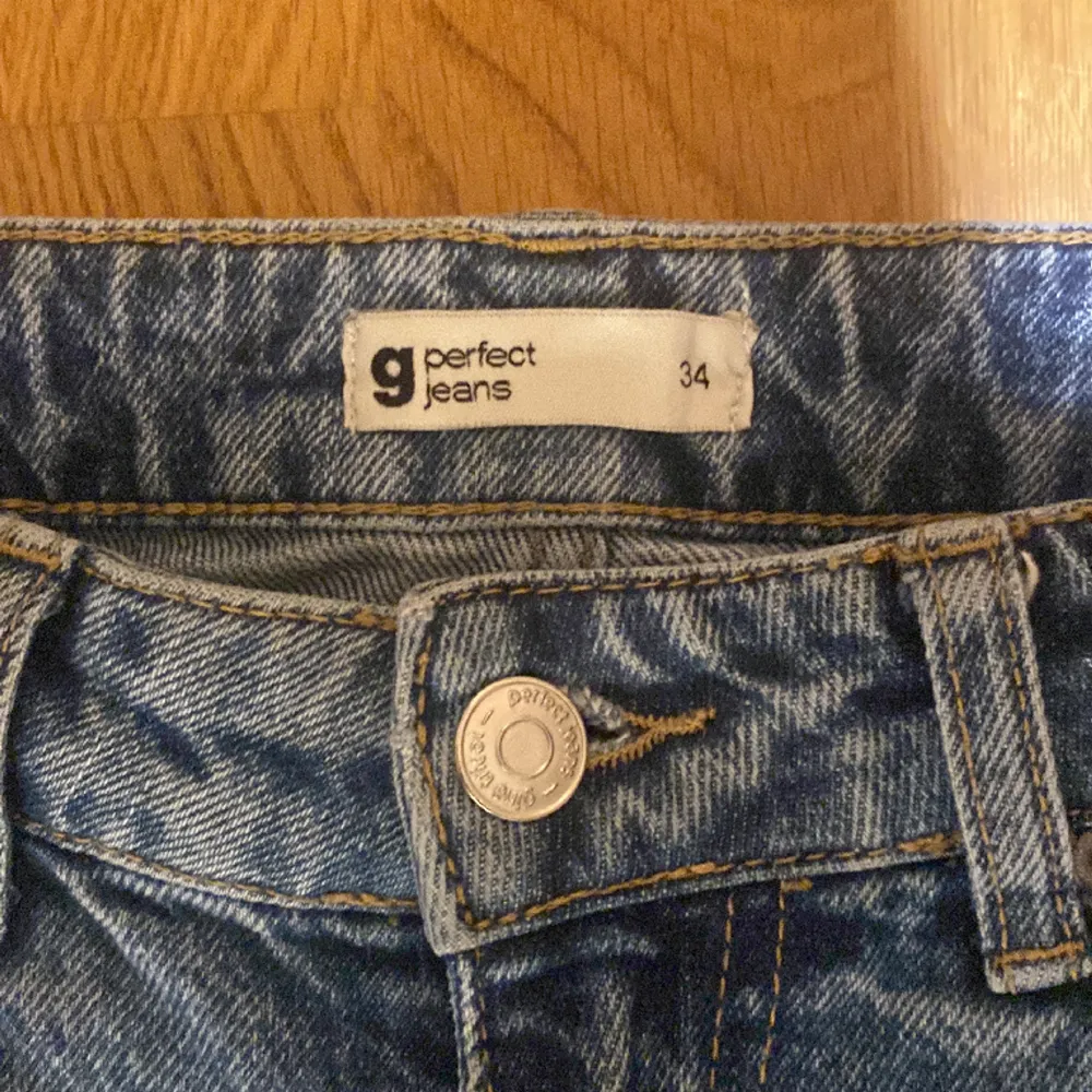 Super fina jeans från Gina tricot i storlek 34 full lenght I super bra skick . Jeans & Byxor.