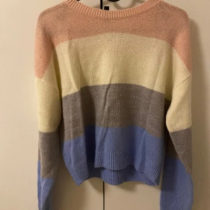 Stickad tröja - Säljer en randig stickad tröja, helt ny