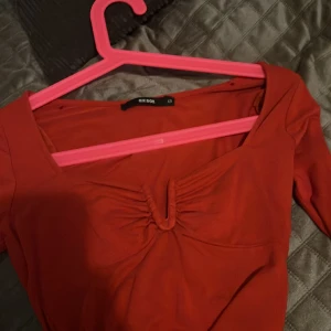 Röd tröja  - Den är i okej skick inte använt på länge så säljer den här då det inte är min stil längre 