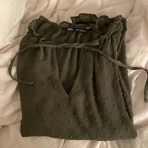 Grön blus från zara - Super fin grön blus från zara som inte finns längre, säljer bara om det kommer några bra bud!!!💓