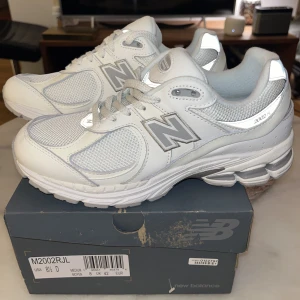 New Balance 2002 - Säljer ett par helt nya och använda new Balance 2002 white grey i storlek EU42. Ordinarie pris: 1500kr 
