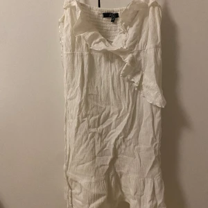 Klänning - Säljer en vit klänning, fler bilder kan skickas.