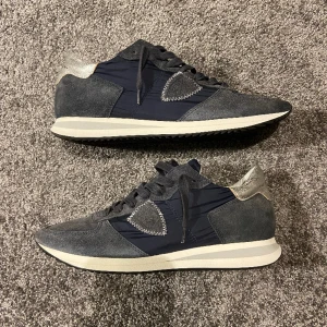 Philippe Model skor - Philippe Model skor. Storlek: 41 sitter oftast 0,5-1 storlek stort. Väldigt fint skick. Nypris på skorna är 4000kr. Tillkommer box, kort till dem samt extra snören. Vid fler frågor/bilder är det bara och höra av sig! 