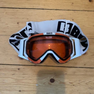 Skidglasögon  - Skidglasögonen är använda mycket men dem är i väldigt bra skick och fortfarande väldigt fina. De funkar väldigt bra i backen mot solljus och vind.😊⛷️Det står ingen storlek, men dem är lite mindre än ett par för vuxna.☺️