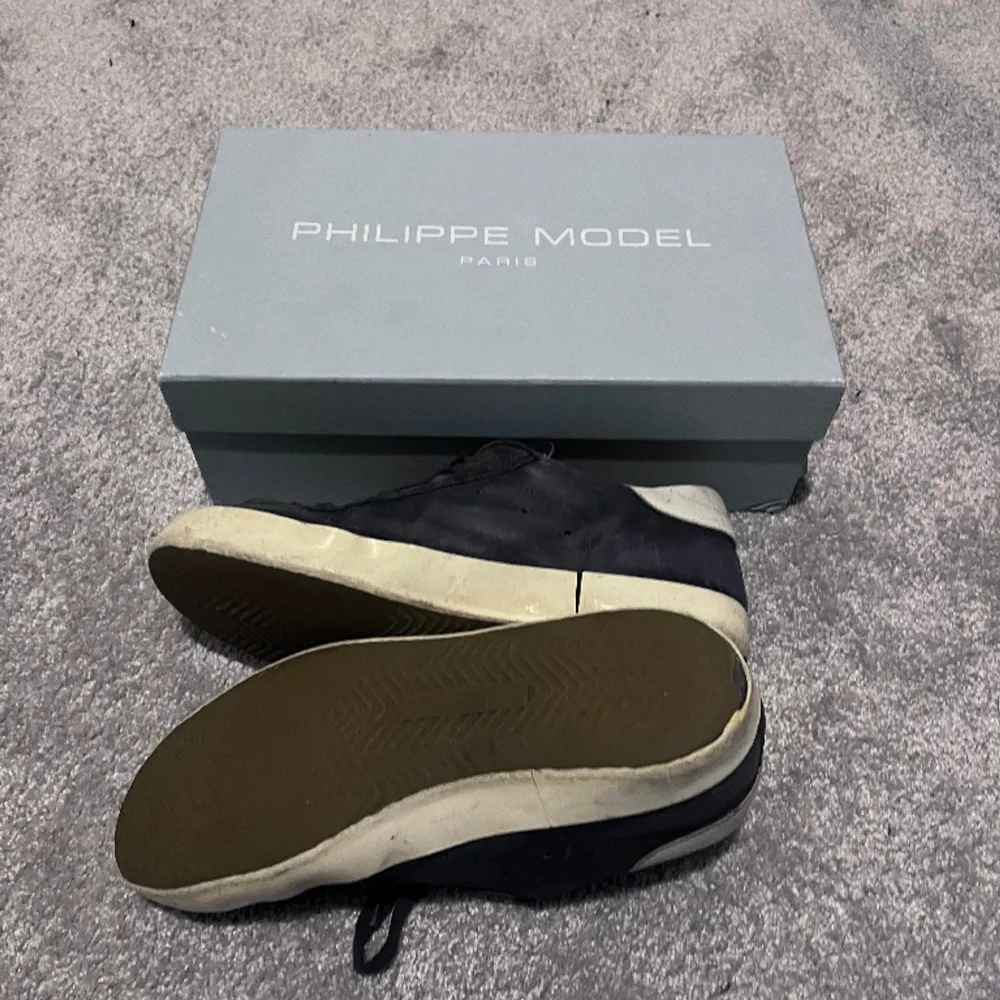 Tja. Nu säljer vi dessa stilrena skor från Philippe Model i färgen mörkblå i storlek 42 men är lite stora i storleken. Skicket skulle jag säga är 6/10. Finns några defekter men de har ett till liv hos någon annan. Tveka inte att ställa några frågor💫💫. Skor.