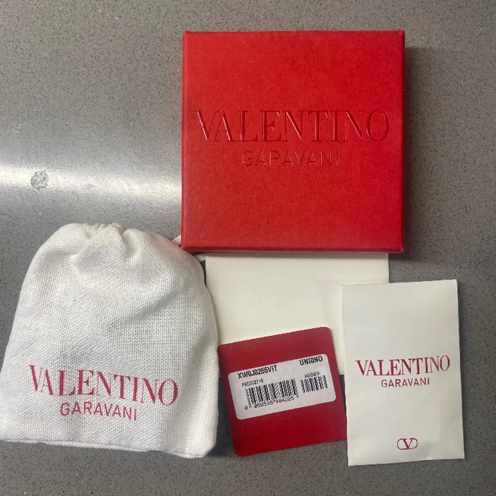 Säljer mitt svarta armband från Valentino! Säljs tillsammans med tillhörande box, dustbag, 2 extra nitar samt äkthetsbevis 🥰. Accessoarer.