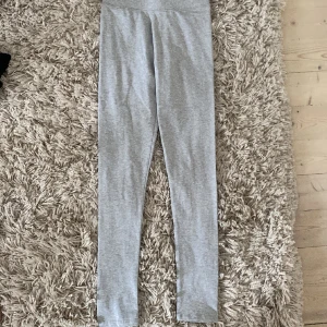Leggings - Ett par ljusgråa leggings i bomull den Cubus. Aldrig använda med prislapp kvar! 