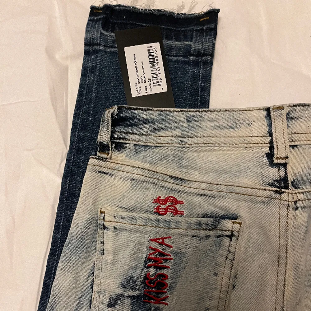 Jeans helt nya med prislapp, fina detaljer i storlek s passar även xs. Fler bilder finns.. Jeans & Byxor.