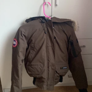 canada Goose jacka - säljer min canada goose jacka för den kommer inte till användning,har endast använt den 1 till 2 gånger ,och nu e för liten för mig 