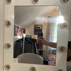 Sminkspegel - Har ett litet märke som fanns vid köp, 450kr ( kan ej fraktas) (finns i Katrineholm) 