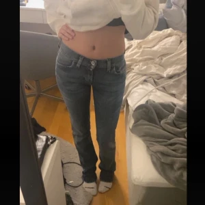 Diesel jeanse - Säljer dessa diesel jeans på grund av att de inte passa. Måtten ser ni på bilden, vid fler frågor så är det bara o höra av sig 💕