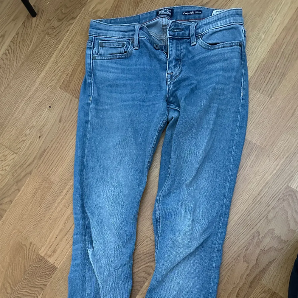 Säljer dessa utsvängda vintage crocker jeans köpta på 90-talet. Sparsamt använda men har ett hål (går att laga).. Jeans & Byxor.
