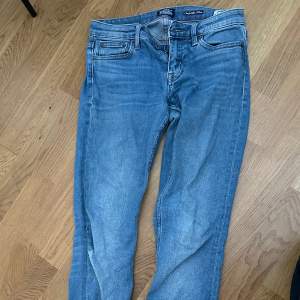 Säljer dessa utsvängda vintage crocker jeans köpta på 90-talet. Sparsamt använda men har ett hål (går att laga).
