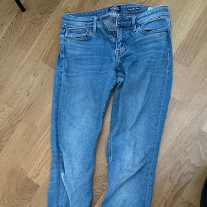 Vintage crocker jeans - Säljer dessa utsvängda vintage crocker jeans köpta på 90-talet. Sparsamt använda men har ett hål (går att laga).