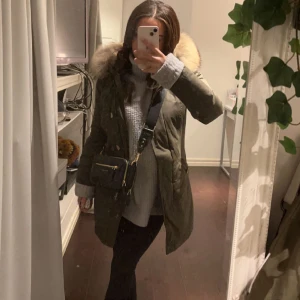 Woolrich jacka  - Säljer min militär gröna Woolrich vinterjacka i storlek s/xs. Ny pris ca 9000kr mitt pris 2000kr kan diskuteras vid snabb affär. I bra skick och otroligt fluffig och fin päls 