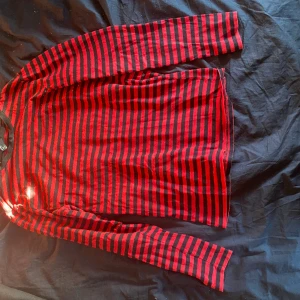 Svart/röd randig longsleeve  - Fin tröja som tyvärr ej passar mig längre