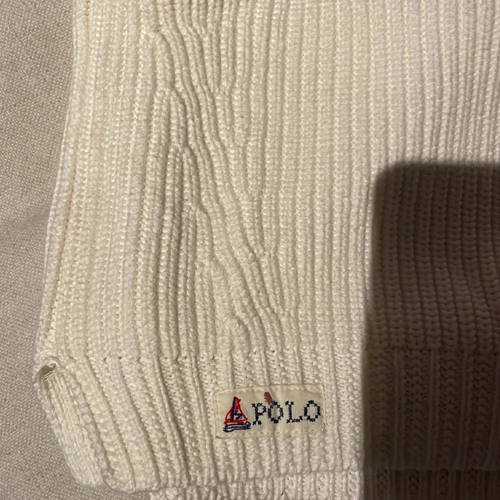 Stickad tröja från polo Ralph Lauren!! Använd få tal gånger💘Den är i storleken 12/14 vilket ja skulle säga motsvarar xs. Stickat.