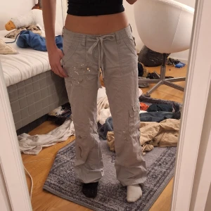 Gråa cargobyxor - Fina gråa cargobyxor med paljetter. Skriv vid frågor💕