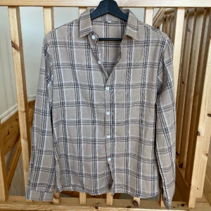 Brun flanell skjorta - Tja! Säljer nu denna bruna flanellskjortan. Skick: 10/10 aldrig använd. Storlek: S. Mitt pris: 99kr. Kontakta mig för fler bilder eller info!