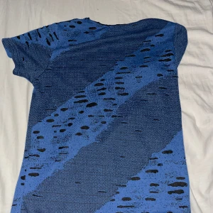 philipp plien tröja ( S )  - Vädiigt fett philipp plien t shirt, gillar den personligen mycket men de e dags att sälja för den börjar bli för liten. Den är ganska varm och ser lite andvänd ut men inget slm sticker ut så mycket annars i ett bra skick ! 