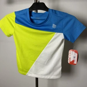 Träningströja Wilson - Storlek 6-8 år Helt ny träningströja. Storlek 122/128 Pojke Hämtas i Torslanda annars fraktar jag.