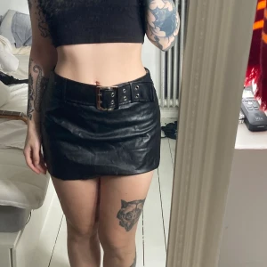 faux läderkjol  - oanvänd! 