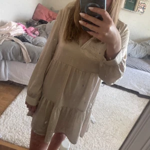 Beige klänning - Så söt klänning, perfekt inför sommarn