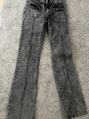 Low waist jeans  - Låg midjade jeans från Nelly, storlek 36 . Användt ca 5-10 gånger 