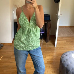 Grönt linne med mönster  - Sjukt gullig topp med flamingo mönster från Tally Weijl 💕💕nyskick!