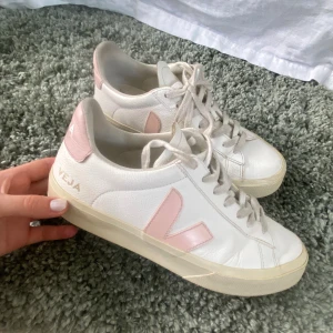 Veja skor - Säljer nu mina skor från Veja!! De är faktikst otroligt sköna och såååå snygga, dessa är också endast använda några få gånger så i väldigt fint skick! 