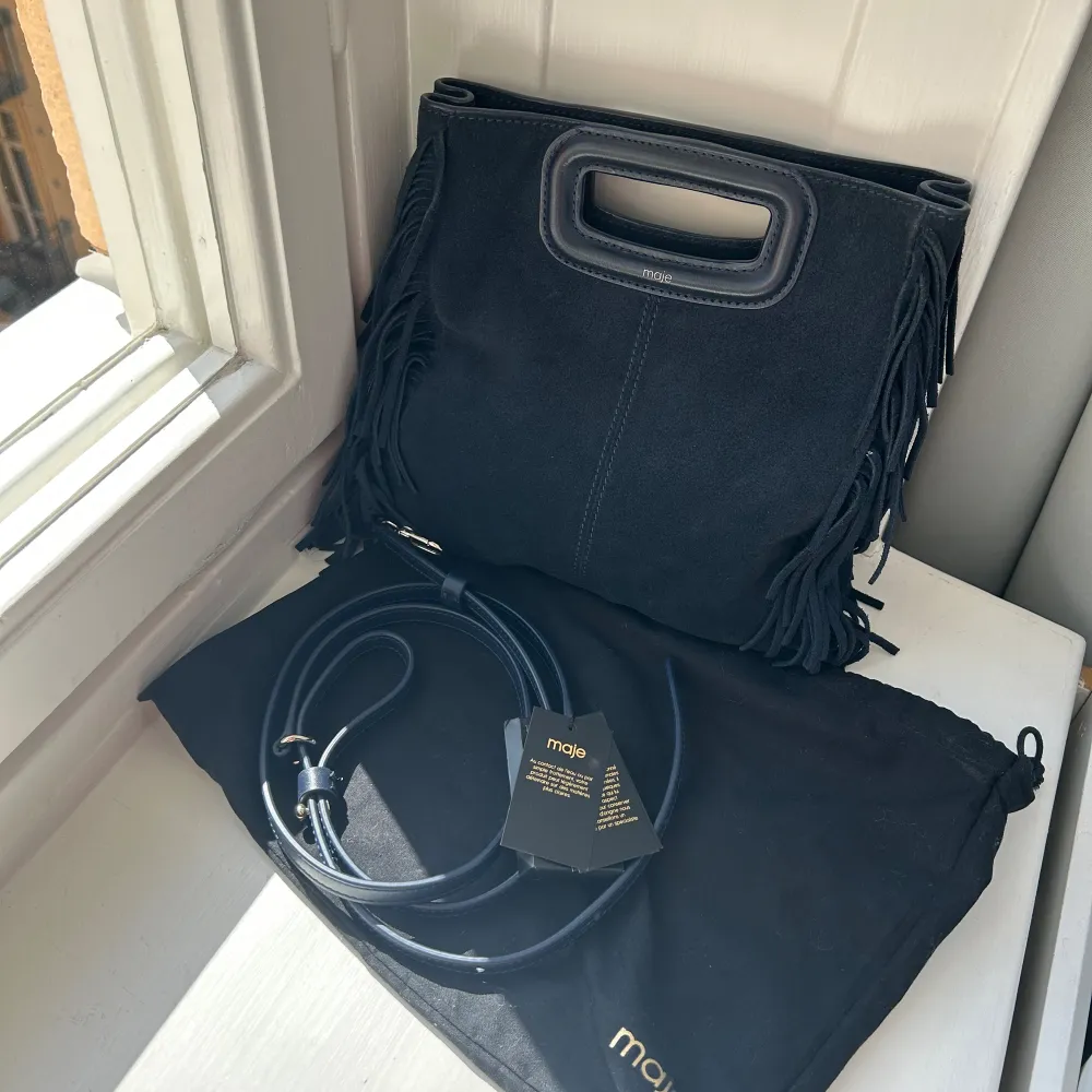 Jättefin marinblå väska i mocka från Maje med tillhörande dustbag i bra skick! Skriv för mer bilder!💕Nypris ca 3000 kr. Väskor.