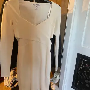 Jätte fin vit klänning ifrån Nelly.com. Det är en liten fläck som man ser på bild två men det är bara smink som man kan tvätta bort eller som jag kan tvätta bort innan den säljs. Pris kan diskuteras.