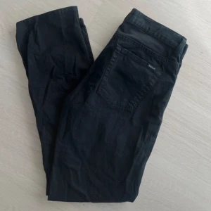 Chinos från Gant - Marinblå Chinos från Gant, använda Max 2 gånger så är i superbra skick. Strl w27