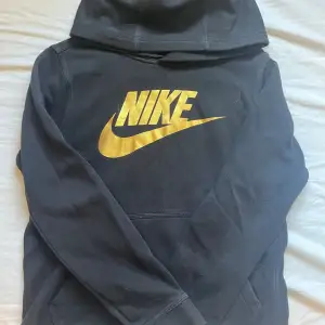 Super cool Nike Hoodie som får dig att se lite extra uppklädd ut!🎩 Inga defekter 
