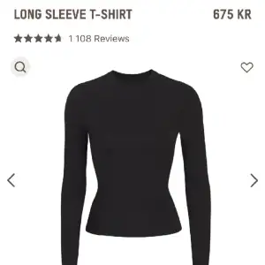 Svart skims tröja i storlek XS, använd fåtal gånger, lite lite nopprig men inget som är jätte synligt!! Köpt för 695kr, säljer för 350kr + frakt. Säljer pga får ingen användning av den 🖤🩶