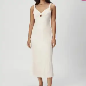Säljer denna sjukt fina och slutsålda klänningen från Adoore 🩷 Liten i storleken 
