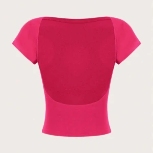 Tröja med öppen rygg🫶🏼 - Såå snygg och trendig topp med öppen rygg! Den sitter såå fint på, men är inte så bekväm med öppen rygg så därför säljer jag den🌸