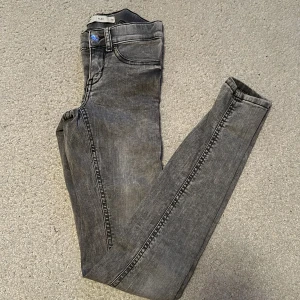 Low waist skinny jeans - Låg midjade jeans i grått. Storlek XS. Stretch matrial, i bra skick! 