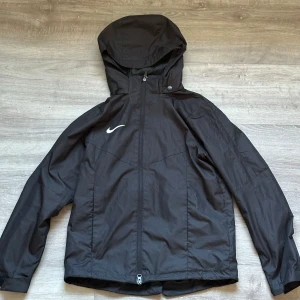 Nike jacka  - Skriv om du är intresserad 