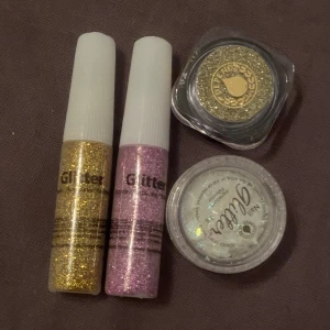 Nagel glitter - ALLA dessa helt oöppnade nagelglitter för endast 12kr!! 5kr/st. 2 st i guld, 1 i lila och 1 i vit. Kan användas till annat också. Märket är depend.