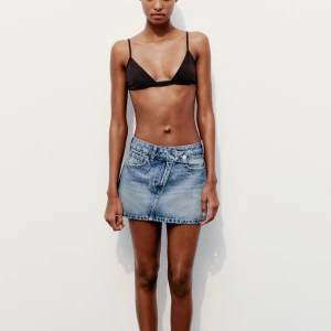 Jeanskjol zara  - Helt ny jeanskjol från zara i storlek 36, helt slutsåld online. Säljer då jag råkade beställa två. Skriv till mig vid intresse eller frågor💕💗🙌🏼