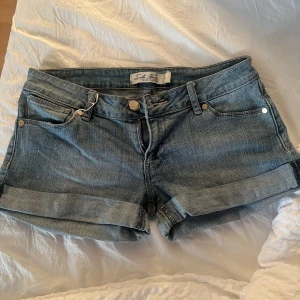 lågmidjade jeansshorts - Lågmidjade/midwaist jeansshorts  Nyskick!  Perfekt i sommar🙏🏼🙏🏼💗💗