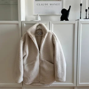 Teddy jacka  - Fluffig Teddy jacka som endast är använd ett få tal gånger, därmed sparsamt använt. Jackan är i storlek 34. Nypris 999kr🌸 (pris kan diskuteras)