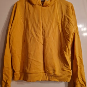 Gul huvtröja  - Mjukiströja av märket noisy may i storlek large, den är I bra skick och är väldigt sparsamt använd. 