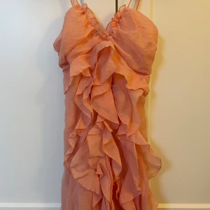 Volangklänning korall - Superfin klänning från mango som är helt oanvänd och SLUTSÅLD! Storlek XS. Snabb leverans 📦 