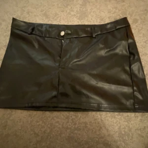 Skinn kjol - Skit snygg kjol, men den är lite kort på mig fast ändå inte, därför säljer jag den!