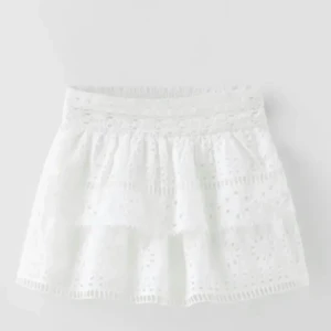 Vit zara kjol - Säljer denna fina Zara kjol som inte säljs längre. Passar hur lång man än är, passar som xs-s den har även stretch på baksidan av midjan. Kjolen har också inbyggda shorts 😊🤗