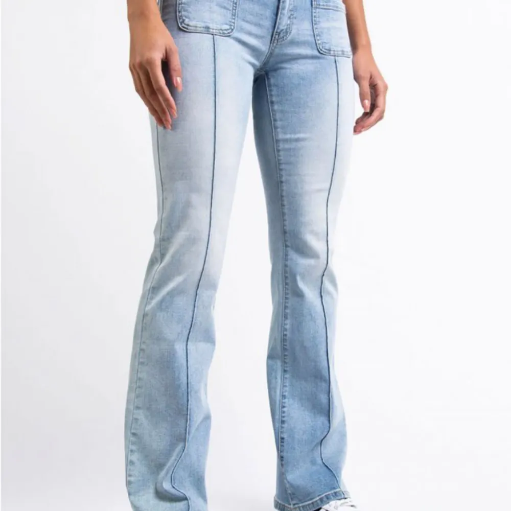 Jättefina bootcut jeans från madlady , aldrig använt köpte dom för 700. Jeans & Byxor.