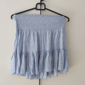 Volangkjol  - Superfin volangkjol. Den är sparsamt använd men lite insydd i midjan. Har även stretch i midjan. Perfekt för sommaren!!💙