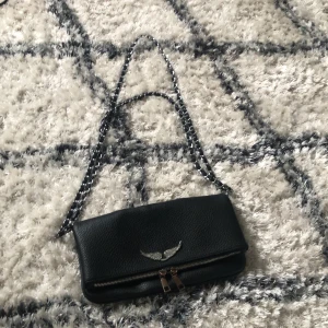 Zadig väska  - Jättefin Zadig väska som jag köpt här på plick. Tjejen som jag köpte den av sa att den var äkta så hoppas att det stämmer. Dragkedjan är något rostig men tror att det går att byta enkelt. Kan tyvärr inte garantera äktheten!💗💗